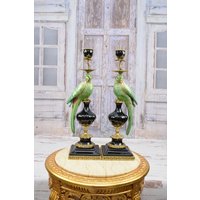 Grünes Paar Papageien Set Porzellan Mit Bronze Kerzenständer, Regency Boho Dekor, Grüne Statuen, Exklusives Geschenk von DekorStyle