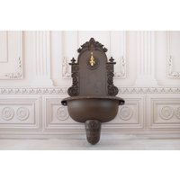 Vintage Brown Aluminium Wandbrunnen Mit Messing Wasserhahn - Wand Kunst Dekor Terrasse & Wandverzierung Im Freien Housewarming Geschenkidee von DekorStyle
