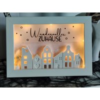 Bilderrahmen "Wundervolles Zuhause" Raysin Häuser Sternenfolie Geschenk Timer 10 Leds Rahmen Weiß 12x17cm Bilderrahmen "Wundervolles Zuhause" Raysin Häuser Sternenfolie Geschenk Timer 10 Leds Rahmen Weiß 12x17cm von DekostudioBirgit