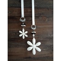 Fensterdeko Hängedeko Blüte Weiß Glänzend Perlen Formdraht Aludraht Filz 2 Größen Fensterdeko Hängedeko Blüte Weiß Glänzend Perlen Formdraht Aludraht Filz 2 Größen von DekostudioBirgit
