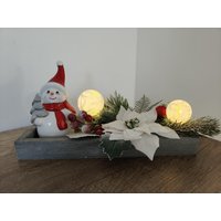 Tischdeko, Tischgesteck, Holztablett Schneemann Weihnachtssterntimer 10 Leds von DekostudioBirgit