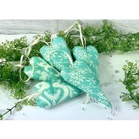 stoffherzen Türkis - Crem, Herzen, Dekoherzen, Deko, Türkranz, Fensterdeko, Geschenkanhänger, Tischdeko, Geburtstagsgeschenk, Mitbringsel stoffherzen Türkis - Crem, Herzen, Dekoherzen, Deko, Türkranz, Fensterdeko, Geschenkanhänger, Tischdeko, Geburtstagsgeschenk, Mitbringsel von DekostuebchenbyDaBu