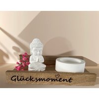 Kleiner Buddha Mit Kerzenhalter Auf Holzklötzchen; Entspannung Verschenken, Wohlfühldeko, Achtsamkeit von Dekotraumwelt