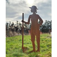 Gärtnerin Gerti Mit Rechen 100cm Zum Stecken Gartenstecker Edelrost Gartendeko Wetterfest Metall Rostfigur Geschenk Rostige Deko von Dekowelt1111