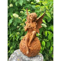 Skulptur Elfe Mit Vogel in Der Hand Auf Blumenkugel 32cm Gusseisen Deko Vintage Eisenguss Rostpatina Gartenfigur Edelrost Wetterfest von Dekowelt1111