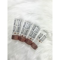 Bride Squad Glitzernde Schnapsgläser | Personalisierte Brautjungfern Braut Gastgeschenke Geschenke Für Die Hochzeit von JennyLovesGlitterLLC