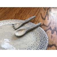 Korallen Teller Handgemachtes Keramik Set Mit Teller, Löffel Und Gabel, Inspiriert Von Korallenformationen Im Ozean Korallen Teller Handgemachtes Keramik Set Mit Teller, Löffel Und Gabel, Inspiriert Von Korallenformationen Im Ozean von DelicateIntricacies