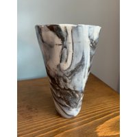 Marmorierte Vase Oder Tasse Handgemachtes Einzelprodukt Farbiges Porzellan Marmorierte Keramik Ton Gefäß Schwarz Weiß Marmorierte Vase Oder Tasse Handgemachtes Einzelprodukt Farbiges Porzellan Marmorierte Keramik Ton Gefäß Schwarz Weiß von DelicateIntricacies