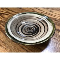 Wheelthrown Und Von Hand Verziert Keramikschale Mit Strudeln Metallic Außen Schwarz Braun von DelicateIntricacies