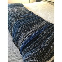 Blau, Grau Und Schwarze Gehäkelte Tagesdecke von DelightedbyIvy