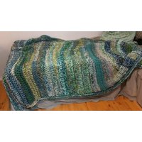 Gehäkelte Tagesdecke in Grün, Hellbraun Und Blau von DelightedbyIvy
