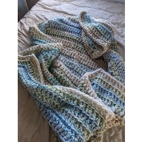 Häkeldecke in Himmelblau, Creme Und Hellgrün von DelightedbyIvy
