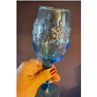 Schneeflocke Blaues Weinglas von DelightfulSwag