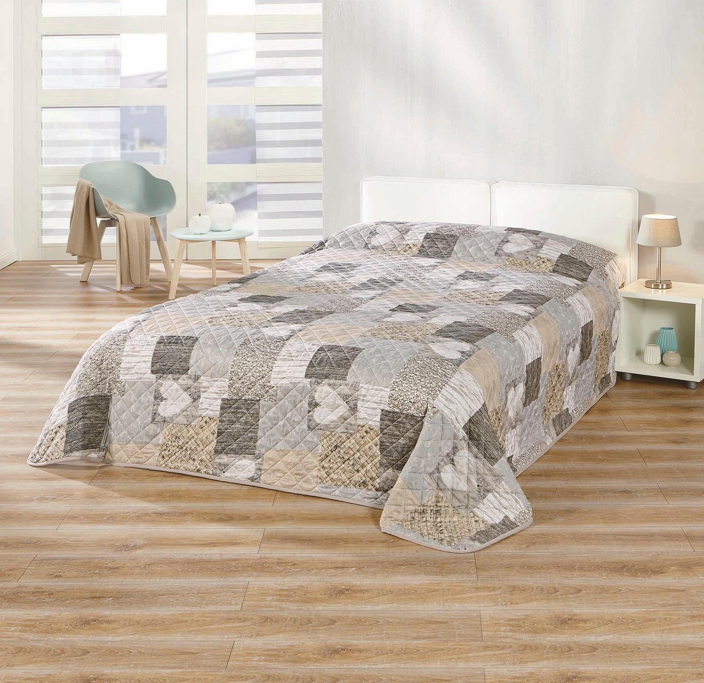 Tagesdecke Herzen, Delindo Lifestyle, Tagesdecke in Patchwork-Optik mit Herzen, OEKO-TEX® zertifiziert von Delindo Lifestyle