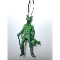 Gentleman Krampus Ornament, Handbemalte Resin Skulptur | Weihnachtslegende Figur Einzigartige Dunkle Weihnachtsdämon Verzierung Für Feiertagsdekor von Dellamorteco