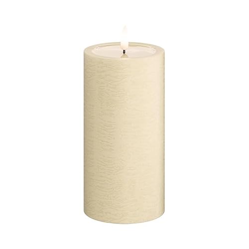 Deluxe Homeart Einzigartige LED-Kerzen – Handgefertigte Echtwachs Creme Flackernde flammenlose Kerze mit 3D Real Flame™ Technologie – 1500+ Stunden Akkulaufzeit (7,5 x 15 cm) von Deluxe Homeart