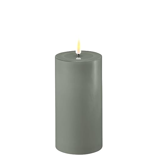 Deluxe Homeart Flammenlose LED-Kerze für den Innenbereich – Salvie Green – mit Real Flame™ Technologie – batteriebetriebene Kerze (7,5 x 15 cm) von Deluxe Homeart