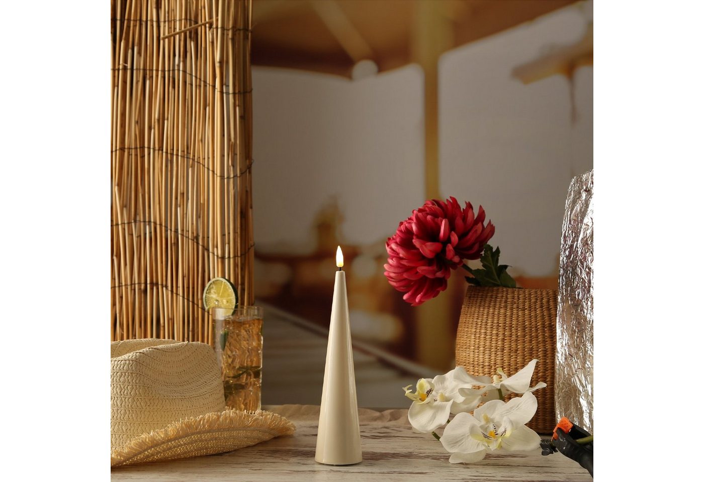 Deluxe Homeart LED-Kerze LED Kegelkerze Lea Deluxe Lack Kegelform flackernd H: 20cm creme (1-tlg) von Deluxe Homeart