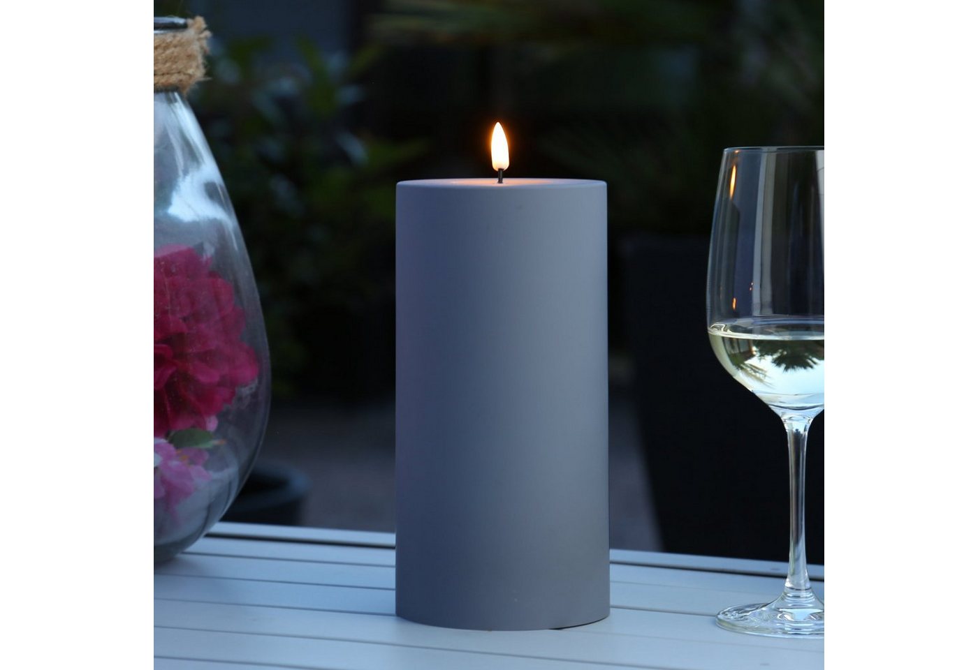 Deluxe Homeart LED-Kerze MIA Deluxe für Außen 3D Flamme flackernd H: 20cm D: 10cm outdoor grau (1-tlg) von Deluxe Homeart