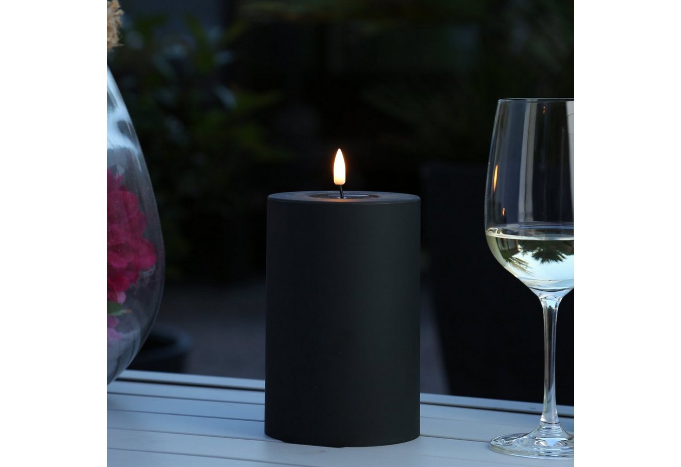 Deluxe Homeart LED-Kerze MIA für Außen 3D Flamme flackernd H: 15cm D: 10cm outdoor schwarz (1-tlg) von Deluxe Homeart