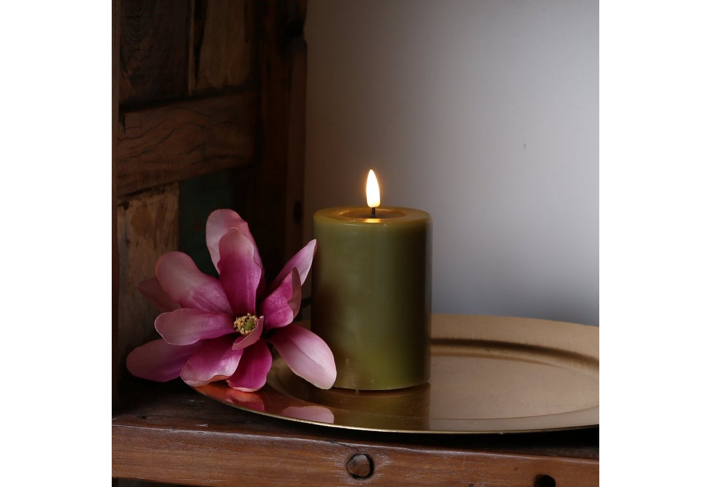 Deluxe Homeart LED-Kerze Mia Echtwachs Wachsspiegel flackernd H: 10cm D: 7,5cm olivgrün von Deluxe Homeart