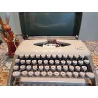 Adler Tippa Schreibmaschine Mit Koffer Adler Tippa Schreibmaschine Mit Koffer von DemDemShop