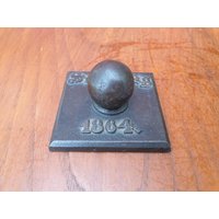 Antik Eisen Schreibtisch Papier Gewicht Original Alt Hand Gefertigt 1864 von DemDemShop