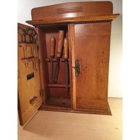 Antike Werkzeug Schrank - Tischler-Schreiner Holz Schrank Um 1920Er Jahre von DemDemShop