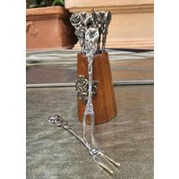 Bestecke Silber 800 , Stilvolles Set Olivenpicker Mit Ständer in Rosendesign 800Er Silber-11 Stück Bestecke Silber 800 , Stilvolles Set Olivenpicker Mit Ständer in Rosendesign 800Er Silber-11 Stück von DemDemShop