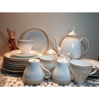 Hutschenreuther Poesie Goldrand Tasse Milchkännchen Zuckerdose Kaffeekanne Teller Für 5 Personen Service Set Hutschenreuther Poesie Goldrand Tasse Milchkännchen Zuckerdose Kaffeekanne Teller Für 5 Personen Service Set von DemDemShop