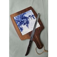 Schneidebrett Käsebrett Delft Blau Keramik Massivem Eichen Holz Mit Älteren Messer von DemDemShop