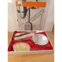 Tolle 4.teilige Versilberte Midcentury Wmf Toilettengarnitur - Original Box 1950, Unbenutzt Tolle 4.teilige Versilberte Midcentury Wmf Toilettengarnitur - Original Box 1950, Unbenutzt von DemDemShop