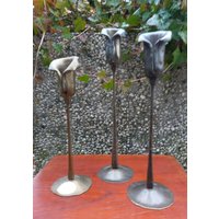 Vintage Brutalist Lily Kerzenhalter Signiert 3 Er Set Bronze Kerzenständer Vintage Brutalist Lily Kerzenhalter Signiert 3 Er Set Bronze Kerzenständer von DemDemShop