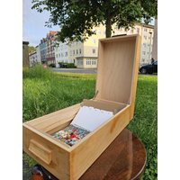 Vintage Karteikasten Helles Holz Box Mit Angegilbten Postkarten Und Karteikarten Vintage Karteikasten Helles Holz Box Mit Angegilbten Postkarten Und Karteikarten von DemDemShop