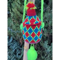 Farbenfroher Berber-Brotkorb Aus Marokko "Tbega" Zum Aufhängen Mit Pompon von DepotPetitMaroc