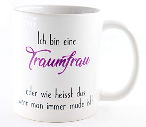 PICSonPAPER Tasse Ich Bin eine Traumfrau - oder wie heisst das wenn Man Immer müde ist?, Kaffeetasse, Keramiktasse, Tasse mit lustigem Spruch von PICSonPAPER