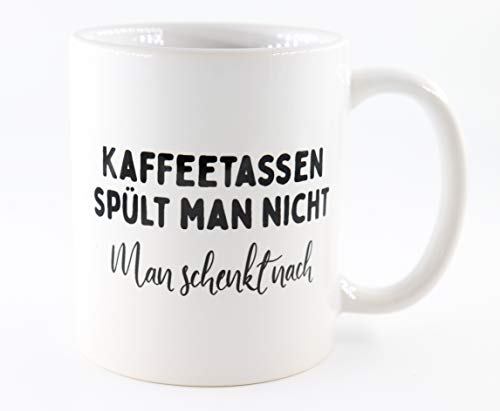 PICSonPAPER Tasse mit Spruch Kaffeetassen spült Man Nicht, Man schenkt nach., Geschenk, Kaffeetasse, Keramiktasse, Tasse mit Grafik (Spülen) von Deqosy