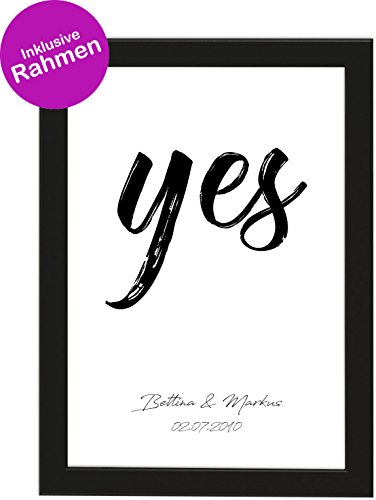 Personalisiertes Poster zur Hochzeit DIN A4 "Yes", gerahmt mit schwarzem Bilderrahmen, Hochzeitsgeschenk für Brautpaar, Hochzeit, Gastgeschenk, Kunstdruck, Fineartprint (Schwarz gerahmt DIN A4) von Deqosy