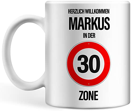 Tasse personalisiert mit Name, Geburtstagsgeschenk zum 30. Geburtstag Herzlich Willkommen Wunschname in der 30er Zone, persönliches Geschenk (30er Zone) von Deqosy