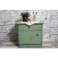 Shabby Nachttisch Oliv Grün Alter Nachtkästchen Kommode Aus Holz 50Er Jahre Chic Möbel Vinatge Landhaus Shabby Nachttisch Oliv Grün Alter Nachtkästchen Kommode Aus Holz 50Er Jahre Chic Möbel Vinatge Landhaus von DerKleineShabbyLaden