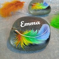 Gedenkstein Mit Feder in Regenbogenfarben Und Personalisierbarer Beschriftung Handbemalter Trauerstein Erinnerung Gedenkstein Mit Feder in Regenbogenfarben Und Personalisierbarer Beschriftung Handbemalter Trauerstein Erinnerung von DerKreativePinguin