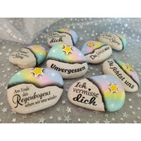 Kleiner Trauerstein Pastellfarben Sterne Regenbogen Sternenkind Du Fehlst Ich Vermisse Dich Erinnerung Gedenkstein Personalisierbar von DerKreativePinguin