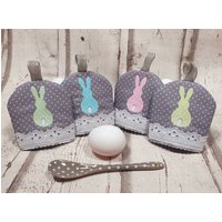 Bestickte Eierwärmer 4Er Set Mit Hasenmotiv, Stickerei Bestickte Eierwärmer 4Er Set Mit Hasenmotiv, Stickerei von DerXteStich