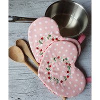 Bestickter Topflappen in Herzform, Topfhandschuh Mit Erdbeer-Kranz, Edle Stickerei Bestickter Topflappen in Herzform, Topfhandschuh Mit Erdbeer-Kranz, Edle Stickerei von DerXteStich