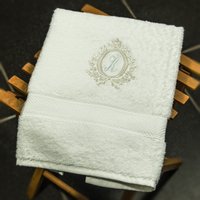 Besticktes Badehandtuch/Saunatuch Mit Monogramm, Sehr Edler Stickerei von DerXteStich