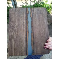Epoxidharzbrett, Handgefertigtes Flussbrett, Epoxidharz Holz Servierbrett, Servierplatte Charcuterie, Geschenkbrett, Küchenbrett, Schneidebrett von DerevDecor