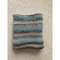 Selbstgestrickte Streifendecke in Blau/Lila Selbstgestrickte Streifendecke in Blau/Lila von Deryaswollwelt