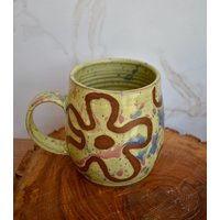 Gelbe Funky Blumentasse, Lustige Spritzte Gelbe Tasse Mit Lustigem Blumen-Design Gelbe Funky Blumentasse, Lustige Spritzte Gelbe Tasse Mit Lustigem Blumen-Design von DesertPineStudio