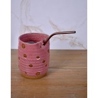 Pink Polka Dot Sommer Sipper, Eistee Becher Aus Keramik Mit Metall Strohhalm von DesertPineStudio