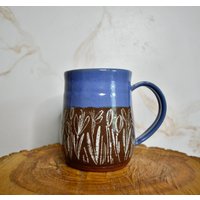 Rustikaler Lavendel Gartenbecher Auf Weinrotem Ton von DesertPineStudio